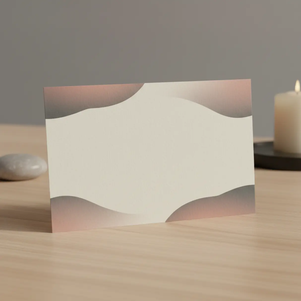 Kobieta i mężczyzna omawiają projekt w biurze.