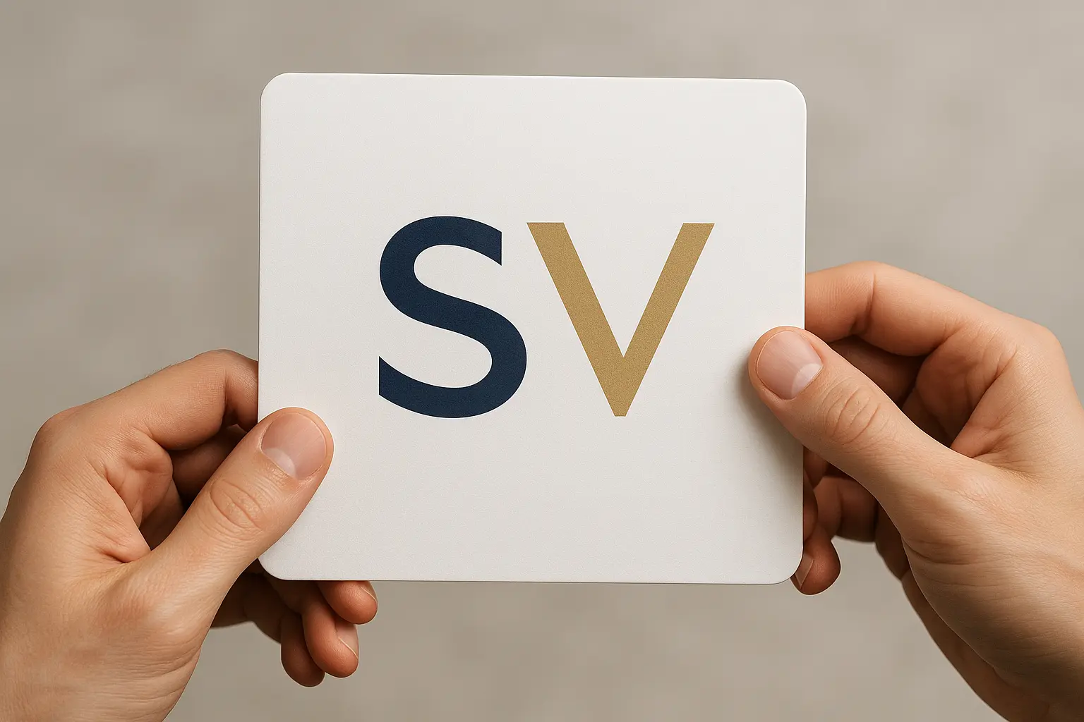 Dłonie prezentują nową identyfikację wizualną.